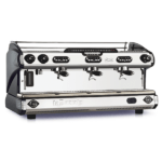 Electronic coffee machine with automatic dose setting
